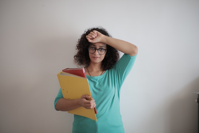 Woman holding a laptop looking stressed