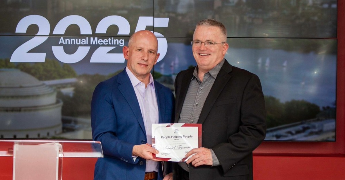 Rui presenting Daniel the People Helping People Award