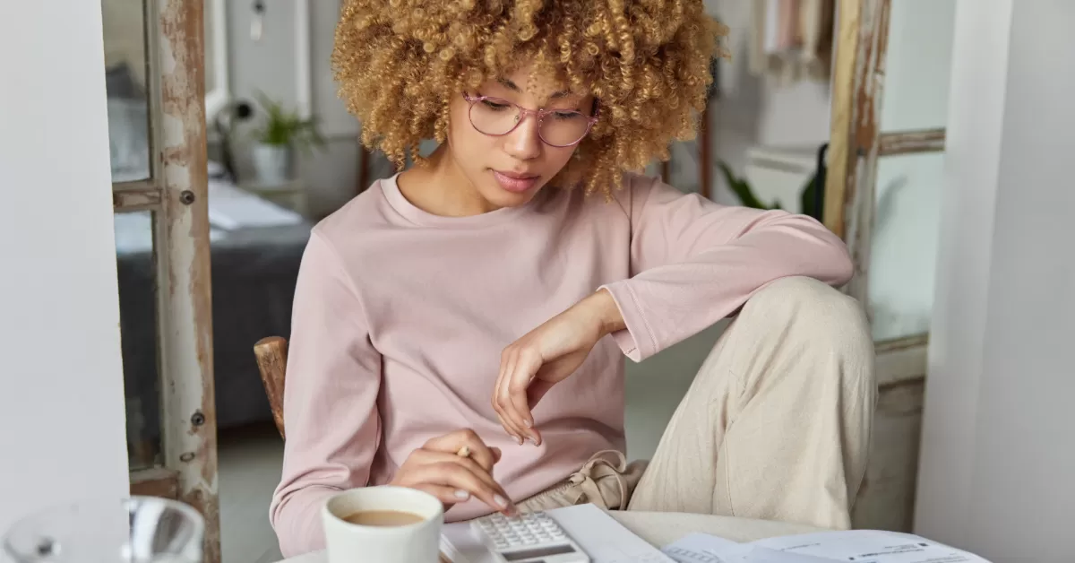 Student building a budget with MIT FCU